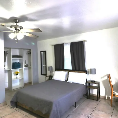Hallandale Beach Motel With Free Parking And Full Kitchen ! No Extra Fees! Accepting Cash!